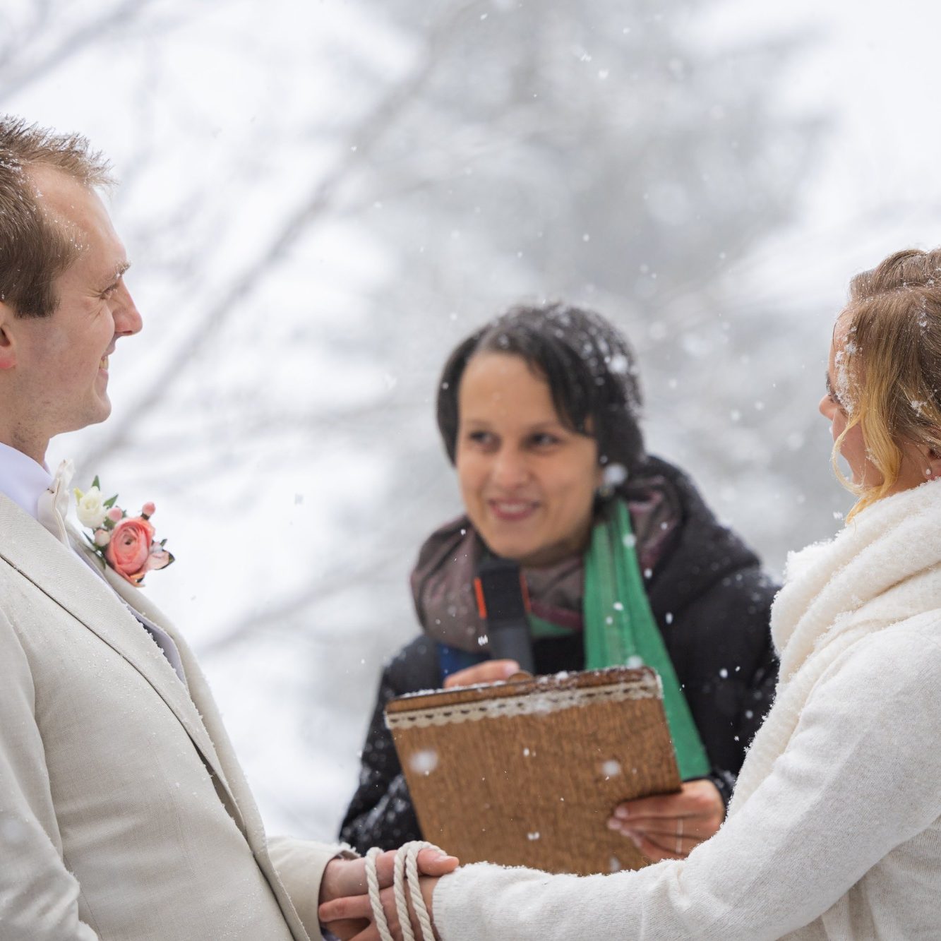 Hochzeitspaar während der freien Trauuung mit Bänderritual